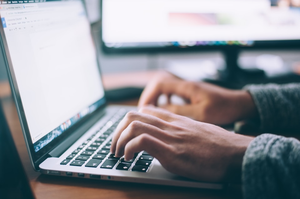 Ordentlicher Schreibtisch mit Laptop und Unterlagen